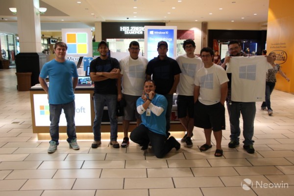 探访Windows 10发布首日的微软专卖店_行业新闻-中关村在线