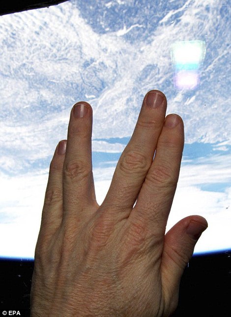 这是经典电影《星际迷航》中瓦肯人的问候手势,以此向近日去世的演员